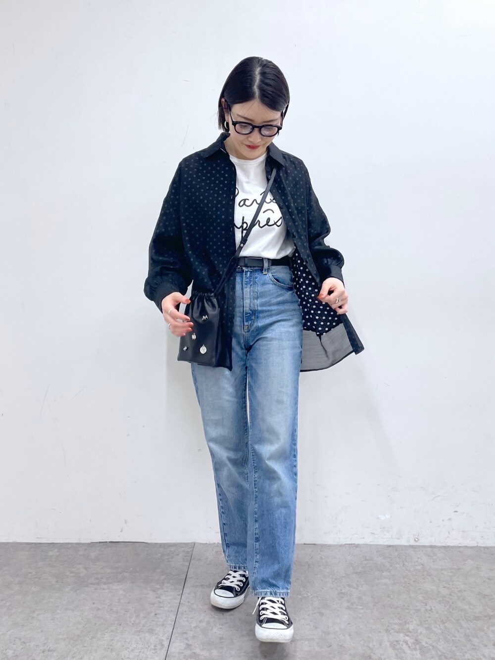 「イアパピヨネ、ear PAPILLONNER、メガネ女子、GU、ボリューム袖、タックイン、シンプルコーデ、コンバース、デニム、ロゴT、ドット、シアーシャツ、モノトーンコーデ、モノトーン、春コーデ」｜「GUのアイテム（デニムパンツ、ブルー系）」を使った、ear_yamadaさん（レディース・159cm）の冬コーディネートの2枚目の写真