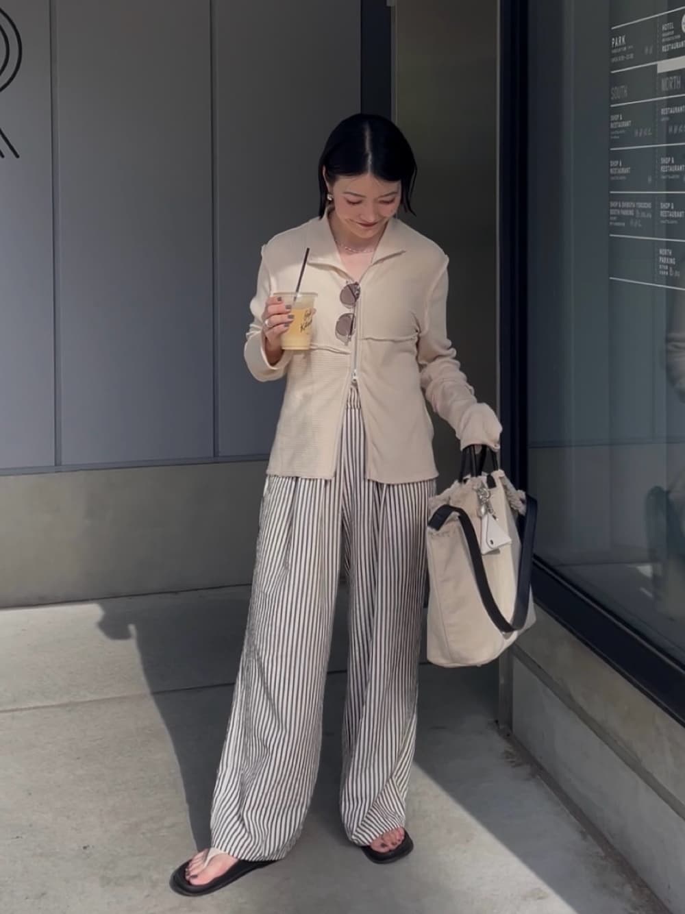 「サングラス、レイヤードスタイル、ワイドパンツ、サンダル、韓国ファッション、春夏コーデ、シンプルコーデ、休日スタイル、お出かけコーデ、ショルダーバッグ、モノトーン、トートバッグ、おでかけコーデ、イアパピヨネ、ear PAPILLONNER」｜「ear PAPILLONNERのイージードロストパンツ【SUM1 STYLE(スミスタイル)】（その他パンツ、ホワイト系）」を使った、ear_yamadaさん（レディース・159cm）の春コーディネートの1枚目の写真
