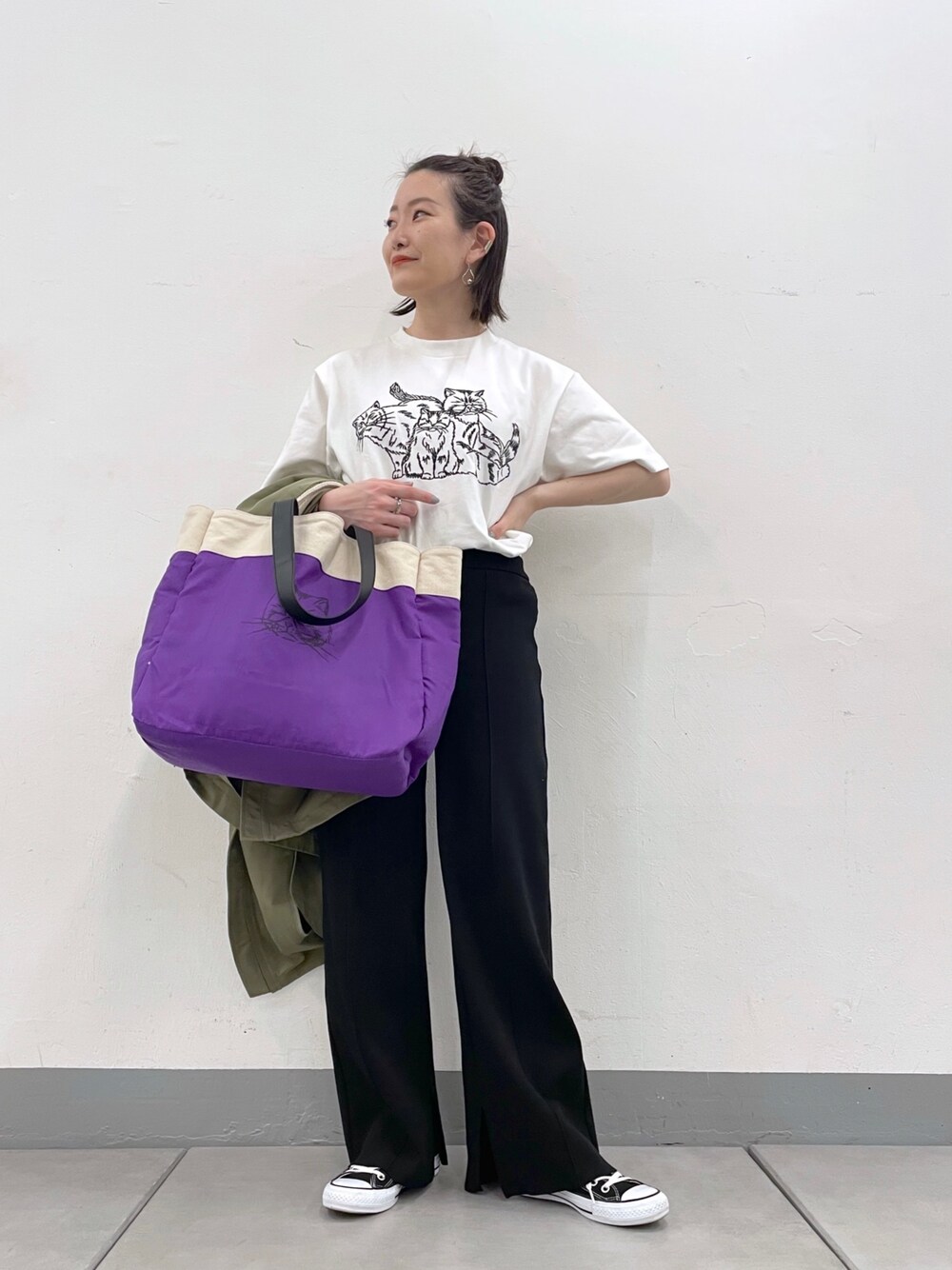 「レイヤードスタイル、タックイン、ビッグカラー、トートバッグ、イアパピヨネ、ear PAPILLONNER、コンバース、ロゴT、春アウター、カジュアルコーデ、猫の日、猫、ボリューム袖、つけ襟、春コーデ」｜「CONVERSEのCONVERSE コンバース ALL STAR OX オールスター オックス（スニーカー、ブラック系）」を使った、ear_yamadaさん（レディース・159cm）の冬コーディネートの5枚目の写真