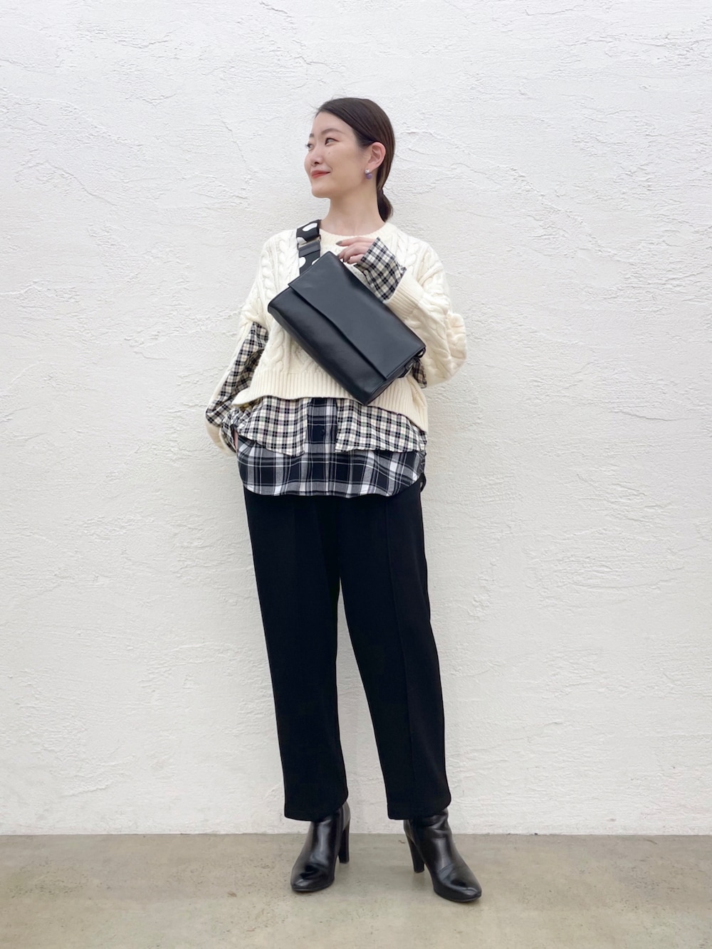 「スウェットパンツ、冬コーデ、モノトーン、レイヤードスタイル、シンプルコーデ、ボディバッグ、ear PAPILLONNER、スクエアバッグ、イアパピヨネ、チェック柄に恋してる、チェック柄、ケーブル編み、ブーツ、チェックシャツ、センタープレスパンツ」｜「ear PAPILLONNERの【SUM1 STYLE】(WEB限定カラー：グリーン)センターラインカラーパンツ（スラックス、ブラック系）」を使った、ear_yamadaさん（レディース・159cm）の秋コーディネートの1枚目の写真