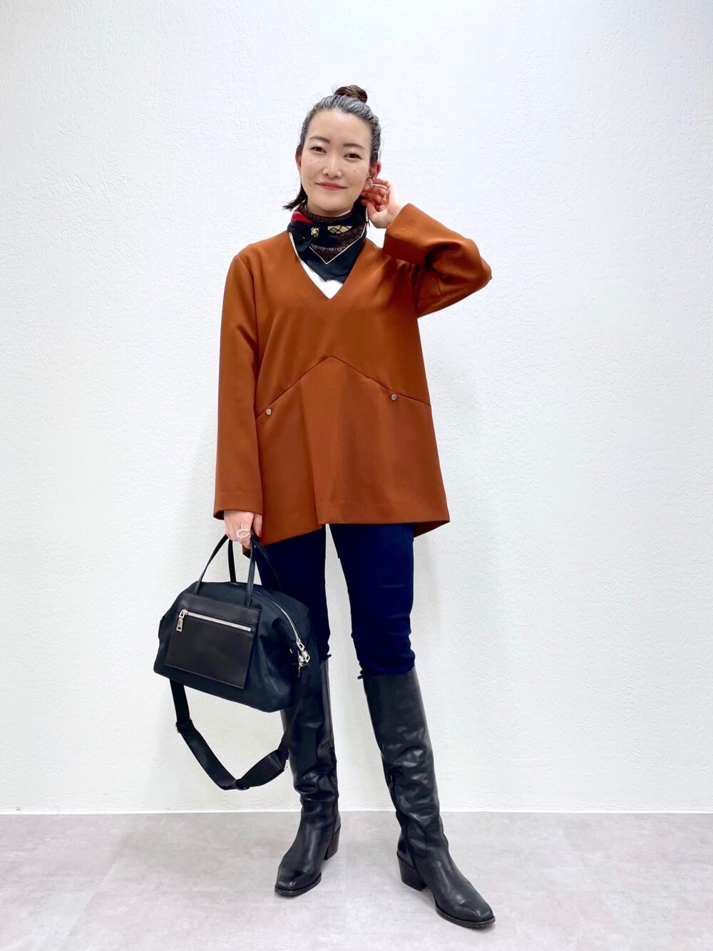 「イアパピヨネ、ear PAPILLONNER、クリスマスに着たい服、ブーツ、マイベストコーデ2021、紅白コーデ、休日スタイル、ボストンバッグ、冬コーデ、ロングブーツ、私の推しブランド、レイヤードスタイル、大人女子、きれいめカジュアル、スカーフ」｜「ear PAPILLONNERの【撥水】ライトフラップポケット２WAYトートバッグ　Ｓサイズ（ボストンバッグ、ブラック系）」を使った、ear_yamadaさん（レディース・159cm）の冬コーディネートの1枚目の写真