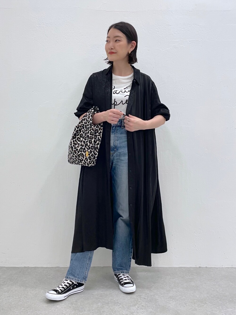 「ラクチンコーデ、イアパピヨネ、ear PAPILLONNER、デニム、ロゴT、ひょう柄、サテン、モノトーン、コンバース、シンプルコーデ、シャツスタイル、シャツワンピース、ワンピース、GU、レオパード」｜「CONVERSEのCONVERSE コンバース ALL STAR OX オールスター オックス（スニーカー、ブラック系）」を使った、ear_yamadaさん（レディース・159cm）の冬コーディネートの1枚目の写真