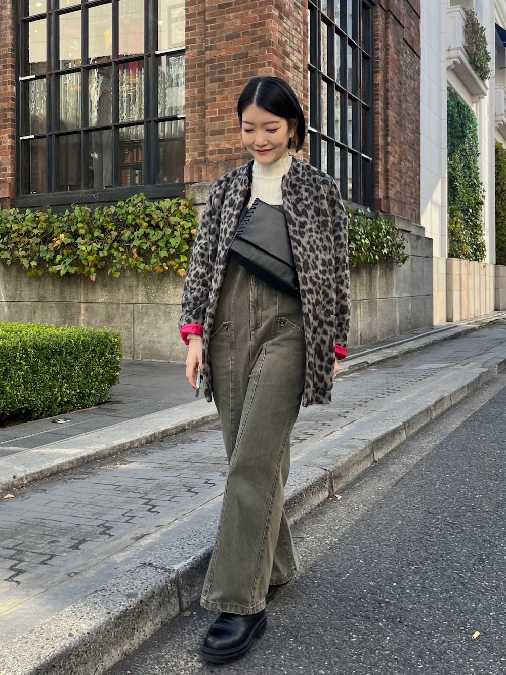 「真冬のあったかスタイル、オトナカジュアル、オトナ女子、オトナカワイイ、ブラウン、タートルネック、30代コーデ、大人コーデ、レイヤード、ヒョウ柄、オールインワン、サロペット、ボディバッグ、ショルダーバッグ、イアパピヨネ」｜「ear PAPILLONNERの《本革》柄ワイドテープショルダーバッグ/ボディバッグ（ショルダーバッグ、ブラック系）」を使った、ear_yamadaさん（レディース・159cm）の冬コーディネートの1枚目の写真