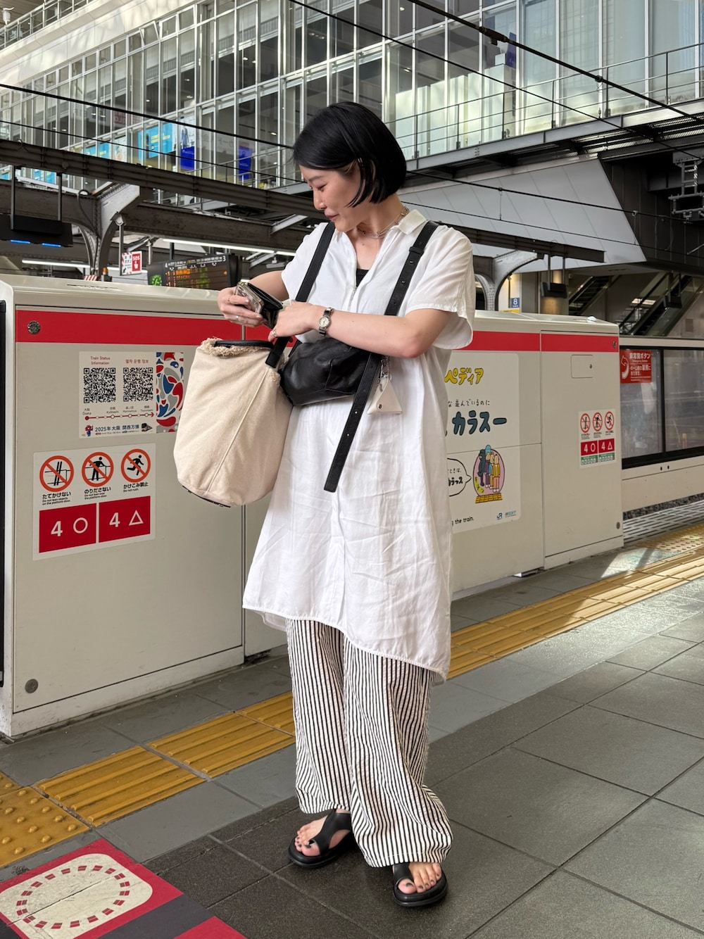 「イアパピヨネ、ear PAPILLONNER、大人カジュアル、ショルダーバッグ、お出かけコーデ、モノトーン、トートバッグ、春夏コーデ、シンプルコーデ、ワンピース、レイヤードスタイル、きれいめカジュアル、春服コーデ、パンツスタイル、旅行コーデ」｜「ear PAPILLONNERのイージードロストパンツ【SUM1 STYLE(スミスタイル)】（その他パンツ、ホワイト系）」を使った、ear_yamadaさん（レディース・159cm）の春コーディネートの1枚目の写真