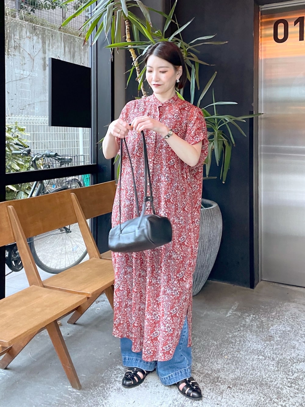 「イアパピヨネ、ear PAPILLONNER、レイヤードスタイル、夏コーデ、シャツ好き集まれ、ショルダーバッグ、トートバッグ、ワンピース、シアートップス、きれいめカジュアル、デニム、ワイドパンツ、シャツ、サンダル、グルカサンダル」｜「インスタ😊のアイテム（その他、ピンク系）」を使った、ear_yamadaさん（レディース・159cm）の夏コーディネートの1枚目の写真