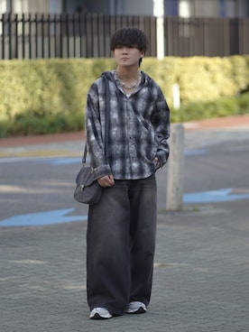 「ROCHEM（ローシェン）のヴィンテージ加工オーバーサイズシャツフーディー（シャツ/ブラウス、ブラック系）」を使った、れおさん（メンズ・160cm）の春コーディネート