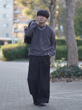 「ROCHEM（ローシェン）のワンポイントロゴ刺繍サイドラインメッシュニットプルオーバー（ニット/セーター、グレー系）」を使った、れおさん（メンズ・160cm）の春コーディネート