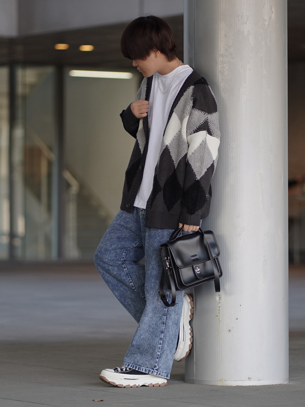「低身長、低身長コーデ、きれいめカジュアル、シンプルコーデ、デニム、カーディガン、ショルダーバッグ、WEARyouthコーデ」｜「WONDER WONDERのアーガイル柄ボリュームカーディガン（カーディガン/ボレロ、ブラック系）」を使った、れおさん（メンズ・160cm）の冬コーディネートの1枚目の写真