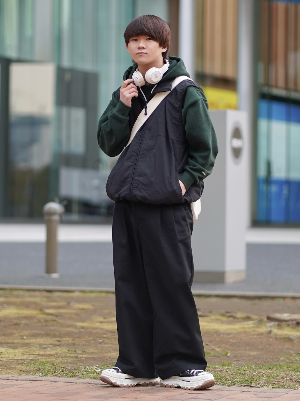 「春のNewスタイル、カジュアル、レイヤードスタイル、ベスト、パーカー、メンズファッション、WEARyouthコーデ」｜「CIAOPANIC TYPYの【ユニセックス】ドロストナイロンベスト(セットアップ対応)（ベスト、ブラック系）」を使った、れおさん（メンズ・160cm）の春コーディネートの1枚目の写真
