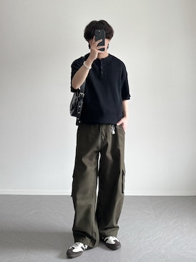 「ROCHEM（ローシェン）のカーブシルエットコットンカーゴパンツ（カーゴパンツ、グリーン系）」を使った、れおさん（メンズ・160cm）の夏コーディネート