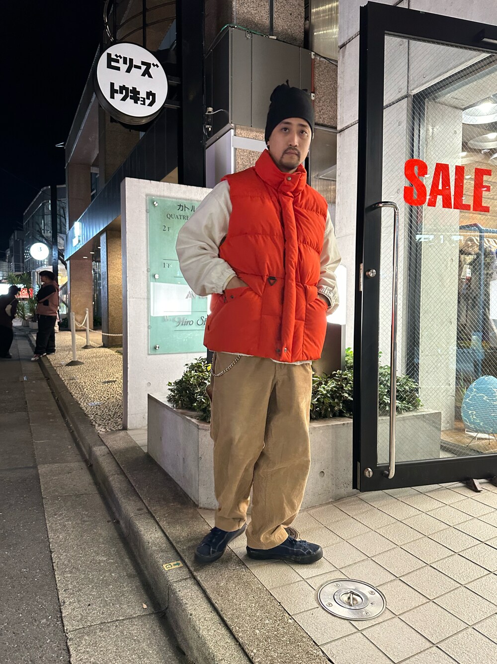 ベージュ系のその他パンツ、グリーン系のダウンベスト、ベージュ系のブルゾンを着用したメンズの冬コーディネートの1枚目の写真