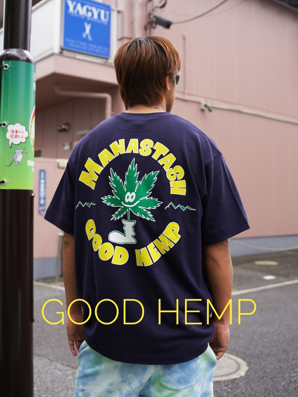 ブルー系のTシャツ/カットソー、ブルー系のその他パンツ、グレー系のサングラスを着用したメンズの夏コーディネートの1枚目の写真