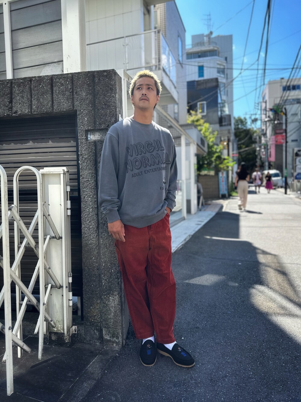 グレー系のスウェット、オレンジ系のその他パンツを着用したメンズの秋コーディネートの1枚目の写真
