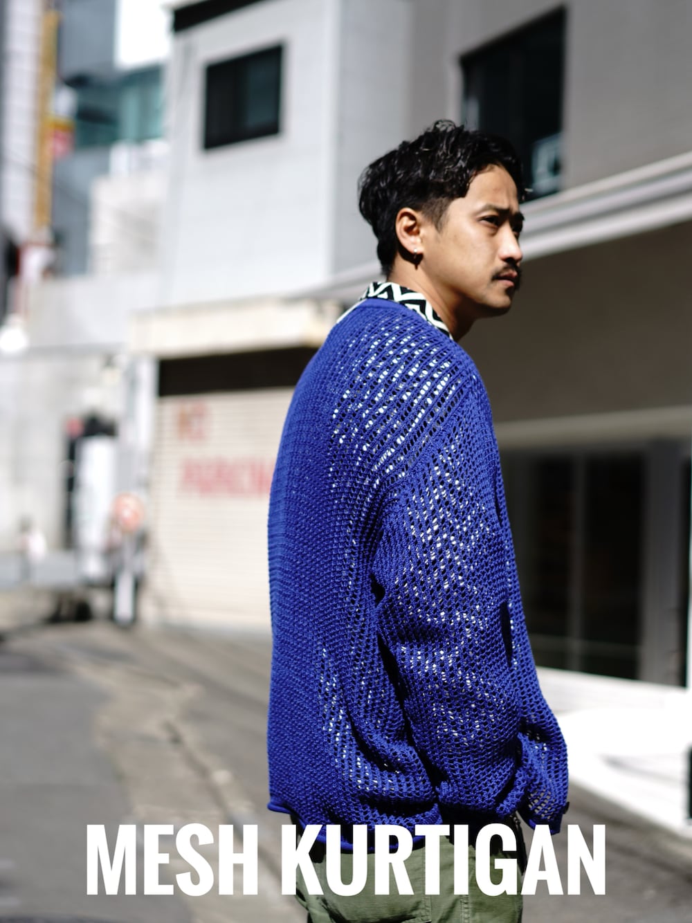 ブルー系のTシャツ/カットソー、ブラック系のブルゾンを着用したメンズの春コーディネートの1枚目の写真