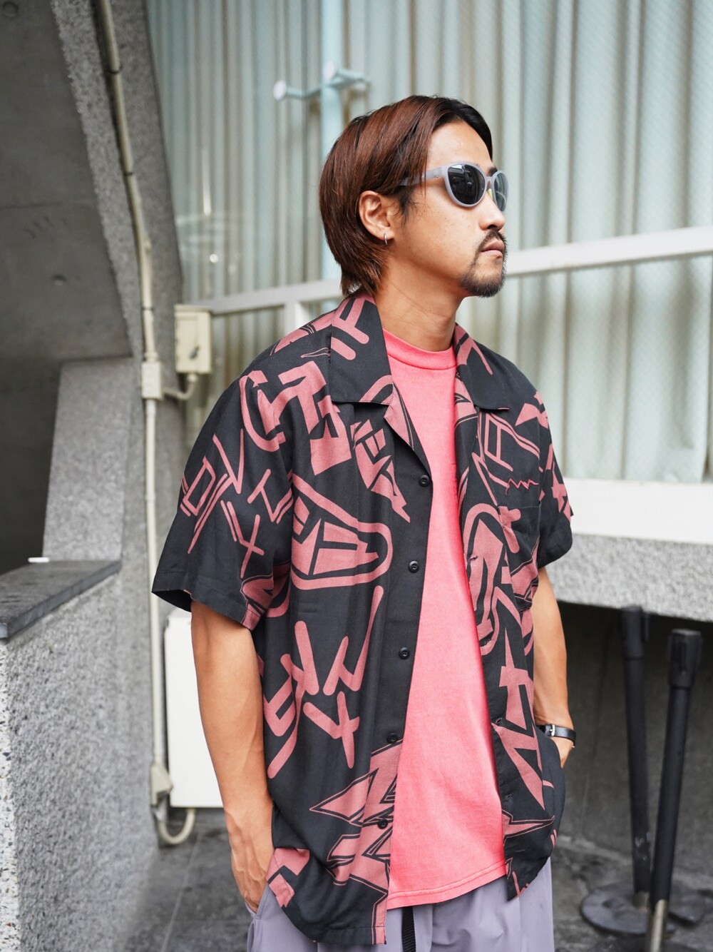 ブラック系のシャツ/ブラウス、ホワイト系のTシャツ/カットソー、グレー系のその他パンツを着用したメンズの夏コーディネートの1枚目の写真