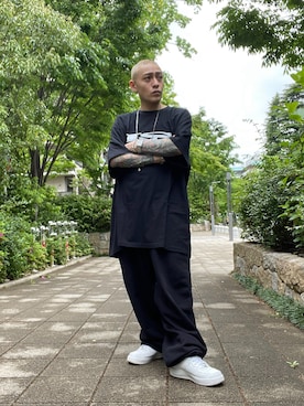 「ブラック×ホワイト」｜「アイテム（スウェットパンツ）」を使った、龍一 (The Loveless)®︎さん（メンズ・168cm）の春コーディネート