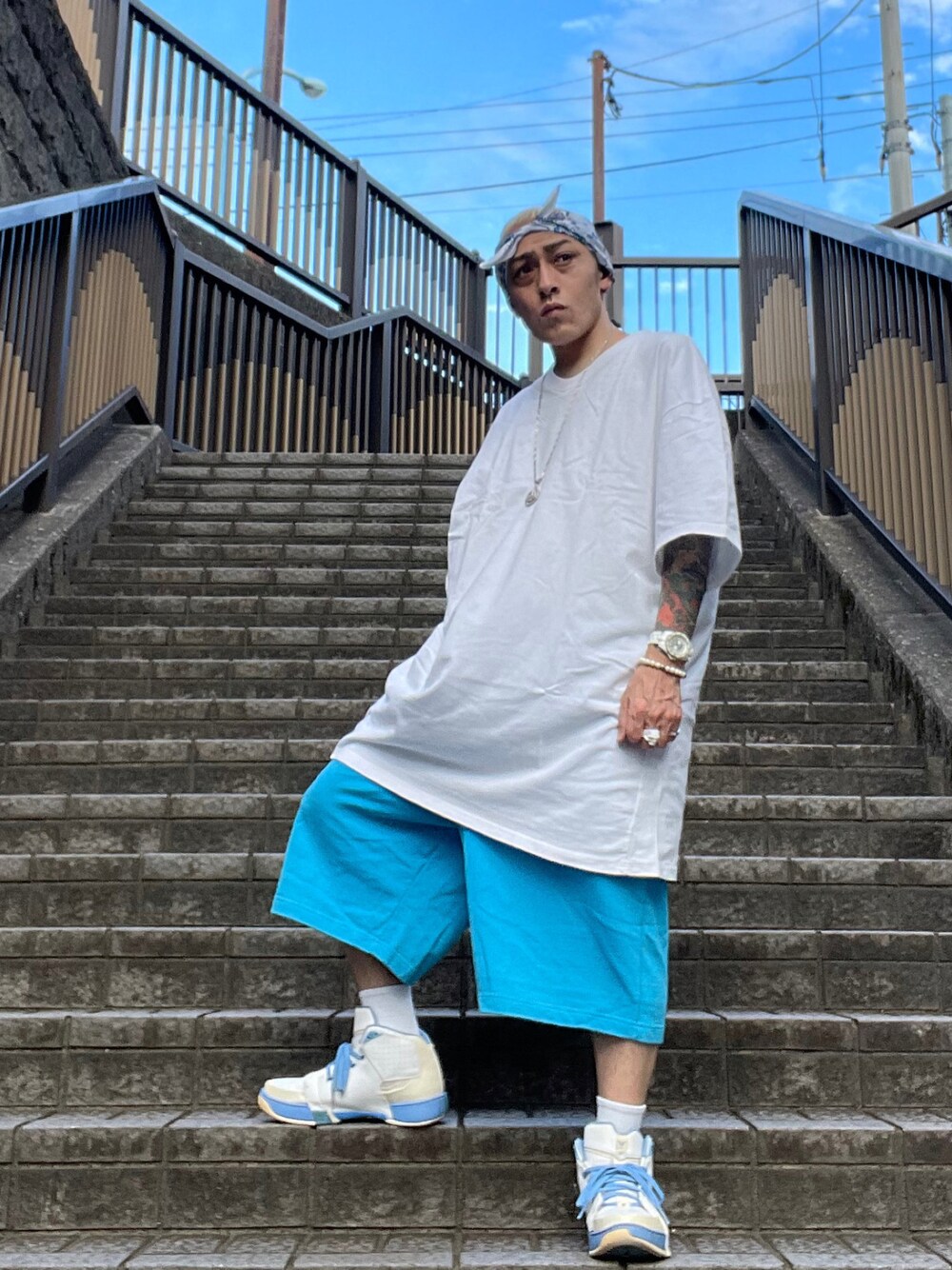 「夏コーデ、バンダナ、サックスブルー、オーバーサイズ、白Tシャツ、無地T、カラーパンツ、ハーフパンツ、NIKE、AIR JORDAN、オールドスクール、ストリート、ダンサースタイル、スケータースタイル、ラッパースタイル」｜「Doubleのアイテム（Tシャツ/カットソー、ホワイト系）」を使った、龍一 (The Loveless)®︎さん（メンズ・168cm）の夏コーディネートの1枚目の写真