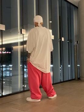 「ホワイトスニーカー」｜「アイテム（スウェットパンツ）」を使った、龍一 (The Loveless)®︎さん（メンズ・168cm）の夏コーディネート