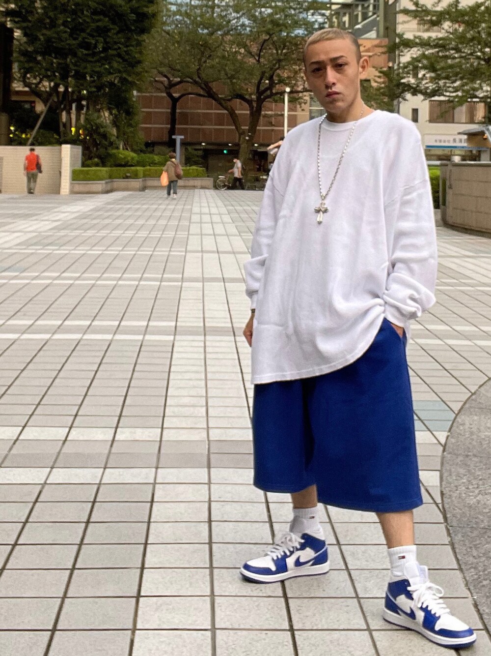 ホワイト系のスニーカー、ブルー系のスウェットパンツ、ホワイト系のTシャツ/カットソーを着用したメンズの秋コーディネートの1枚目の写真