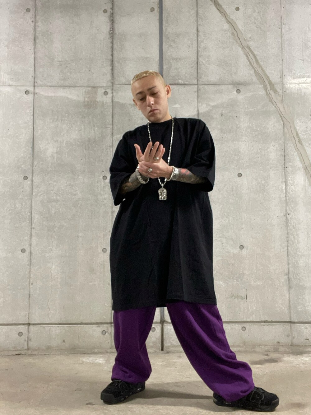 ブラック系のTシャツ/カットソー、ブルー系のタンクトップ、パープル系のスウェットパンツを着用したメンズの春コーディネートの1枚目の写真