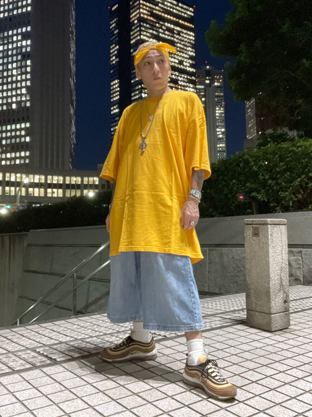 「残暑、バンダナ、カラーTシャツ、ゴールド、無地T、デニムパンツ、ハーフパンツ、白ソックス、NIKE、AIR MAX、ストリート、オーバーサイズ、カラーギャング、IWGP、HIPHOP」｜「PRO CLUB のPRO CLUB/プロクラブ ビッグシルエット ヘビーウェイト クルーネック Ｔシャツ/ビッグT（Tシャツ/カットソー、ゴールド系）」を使った、龍一 (The Loveless)®︎さん（メンズ・168cm）の秋コーディネートの1枚目の写真