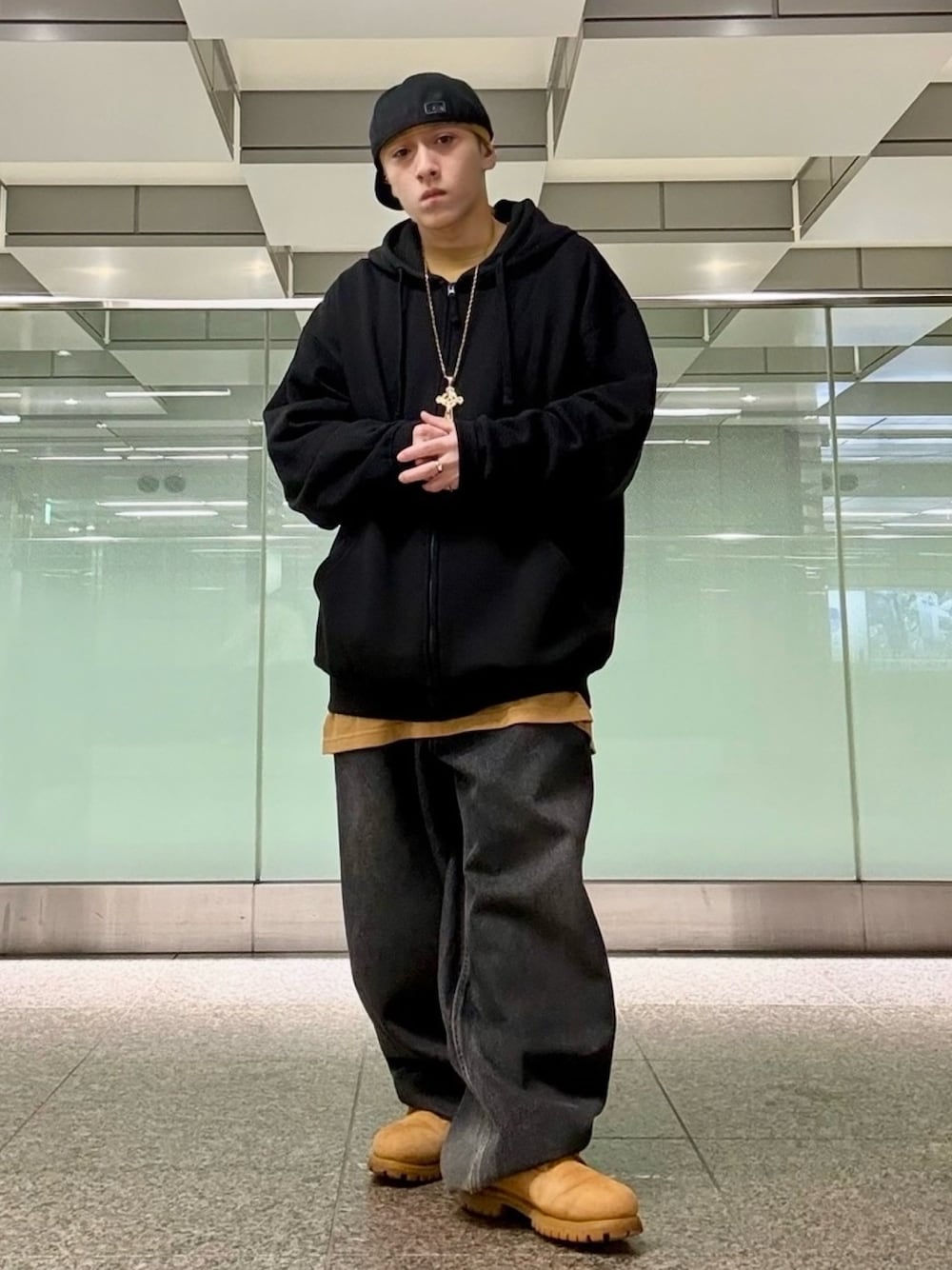 ブラック系のパーカー、ブラウン系のTシャツ/カットソー、ブラック系のタンクトップを着用したメンズの秋コーディネートの1枚目の写真