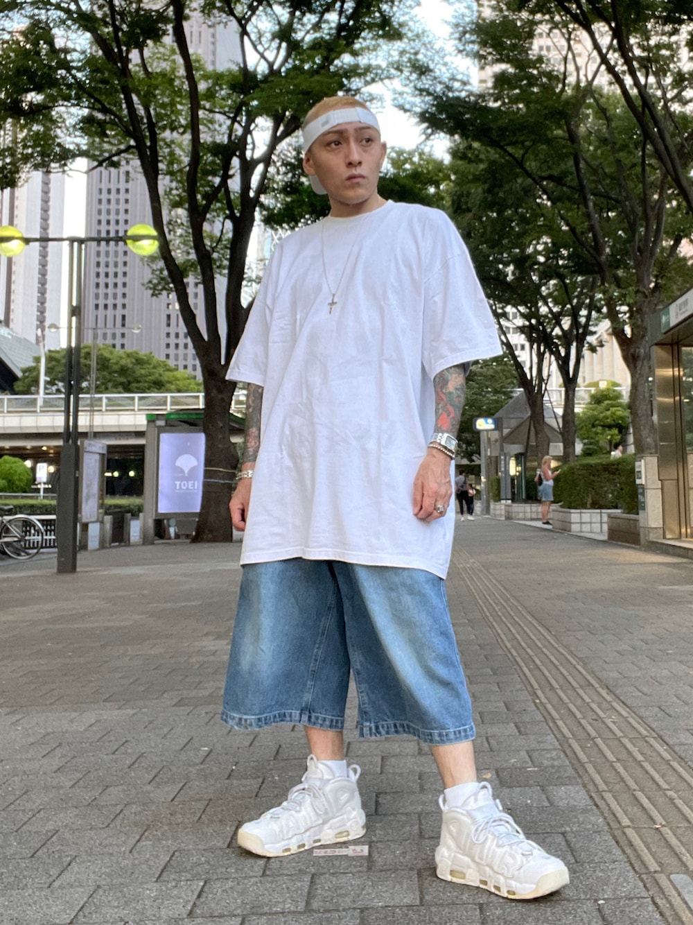 デニムパンツを使った「サンバイザー」のメンズ人気ファッション