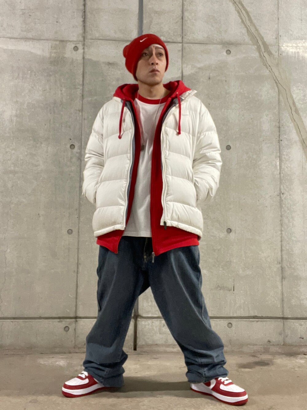 「クリスマスに着たい服、冬コーデ、クリスマス、NIKE、ニット帽、ダウンジャケット、白ダウン、パーカー、ジップアップパーカー、ラグランTシャツ、デニムパンツ、AIR FORCE 1、ストリート、オーバーサイズ、オールドスクール」｜「NIKEのアイテム（ダウンジャケット/コート、ホワイト系）」を使った、龍一 (The Loveless)®︎さん（メンズ・168cm）の冬コーディネートの1枚目の写真