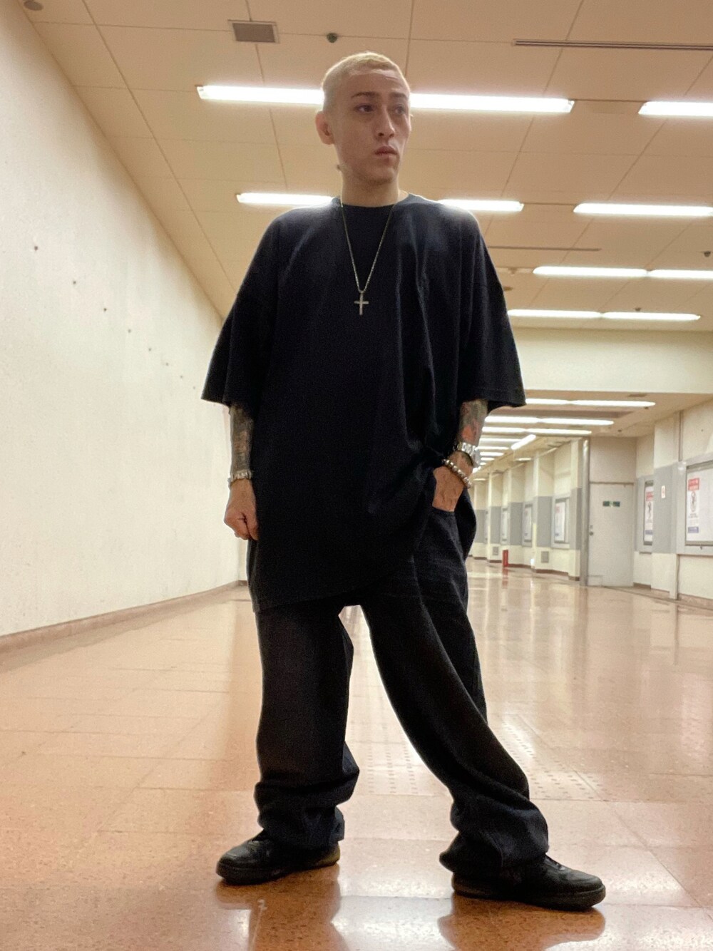 「シンプルコーデ、今日のコーデ、龍一スタイル、無地T、黒Tシャツ、ブラックデニム、オーバーサイズ、HIPHOP、オールドスクール、ストリート、スケータースタイル、NIKE、エアフォース25、supreme、金髪ショート」｜「PRO CLUB のPRO CLUB/プロクラブ ビッグシルエット ヘビーウェイト クルーネック Ｔシャツ/ビッグT（Tシャツ/カットソー、ブラック系）」を使った、龍一 (The Loveless)®︎さん（メンズ・168cm）の秋コーディネートの1枚目の写真