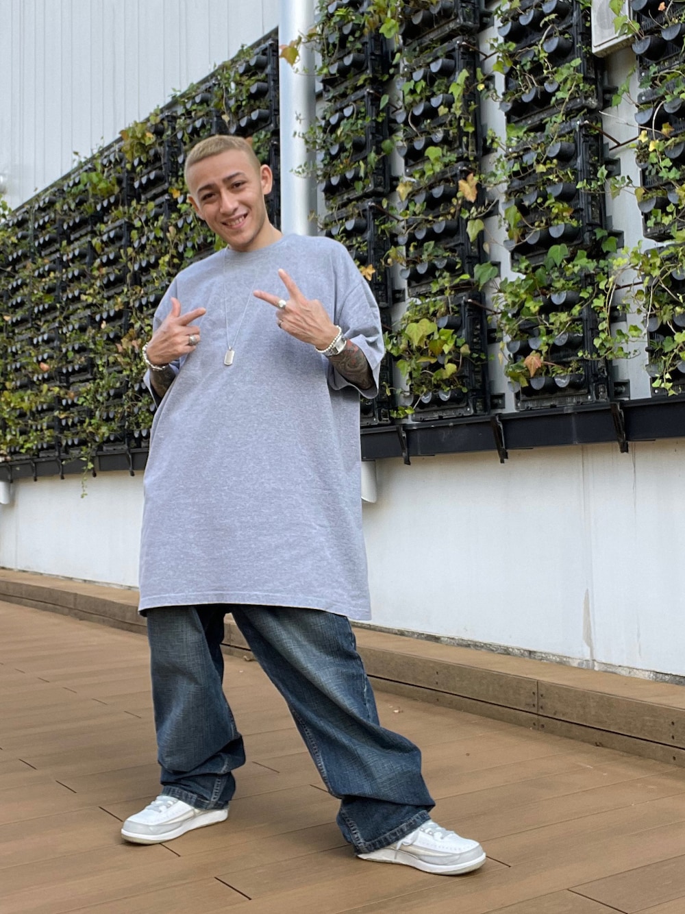 「ラブアンドピース2021、シンプルコーデ、HIPHOP、ストリート、オールドスクール、オーバーサイズ、無地T、グレー、NIKE、AIR JORDAN、龍一スタイル、Shady LTD.、金髪ショート、PRO5、avalanche」｜「PRO5のトールタイプ（2XL）（Tシャツ/カットソー、グレー系）」を使った、龍一 (The Loveless)®︎さん（メンズ・168cm）の秋コーディネートの1枚目の写真