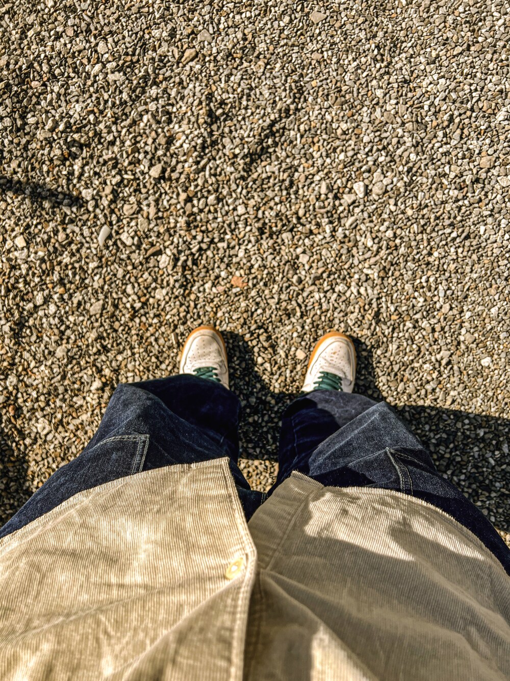 ブルー系のデニムパンツ、ホワイト系のスニーカー、ホワイト系のシャツ/ブラウスを着用したメンズの冬コーディネートの1枚目の写真