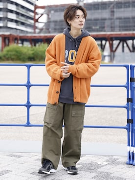 「BROKEN BASE（ブロークンベース）のアイテム（カーゴパンツ）」を使った、冨田 幸大さん（メンズ・171cm）の秋コーディネート