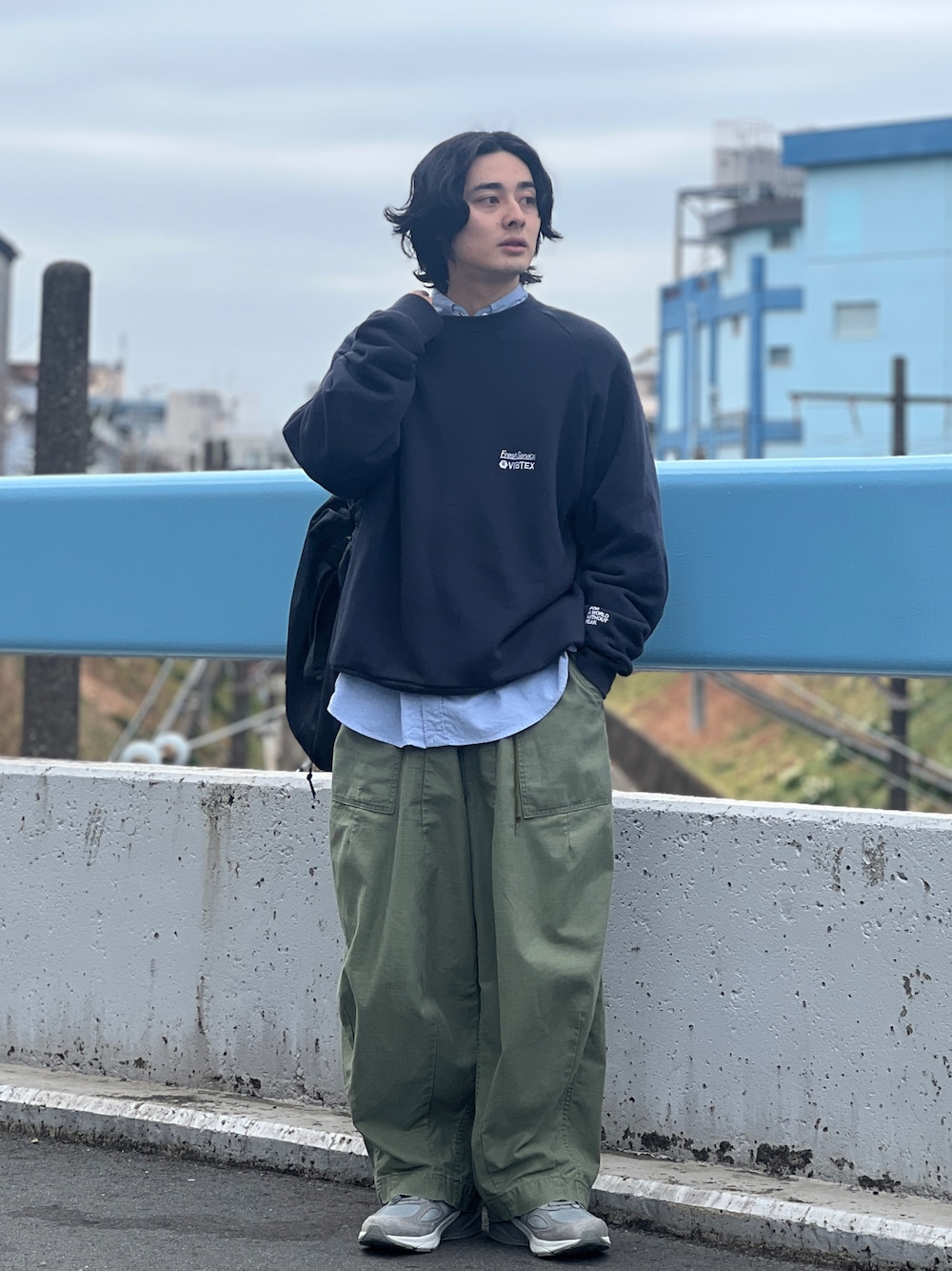 「レイヤードスタイル、メンズファッション、休日コーデ、カジュアルコーデ、大人カジュアル、春コーデ、春服、トートバッグ、きれいめカジュアル、スニーカーコーデ、スウェット」｜「FreshServiceのアイテム（スウェット、グレー系）」を使った、冨田 幸大さん（メンズ・171cm）の冬コーディネートの1枚目の写真