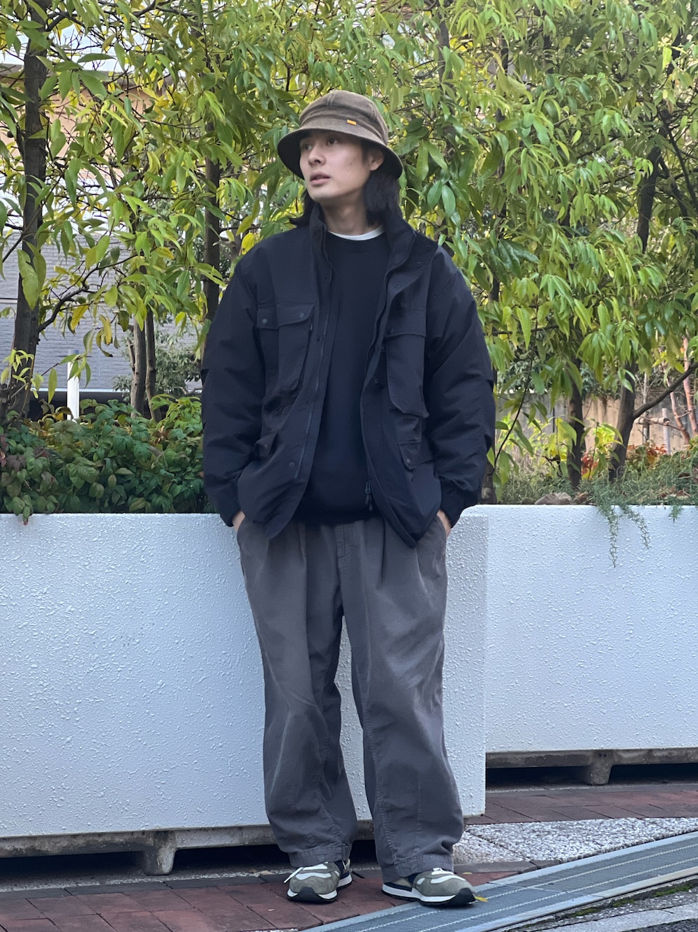 「新星WEARISTAにエントリー、レイヤードスタイル、スウェット、冬アウター、休日スタイル、クリスマスに着たい服、スニーカー、マイベストコーデ2023、お出かけコーデ、きれいめカジュアル、ワイドパンツ、ユーティリティージャケット」｜「AMERICAN RAG CIEのガーメントダイコーデュロイバギーパンツ（その他パンツ、グレー系）」を使った、冨田 幸大さん（メンズ・171cm）の冬コーディネートの1枚目の写真