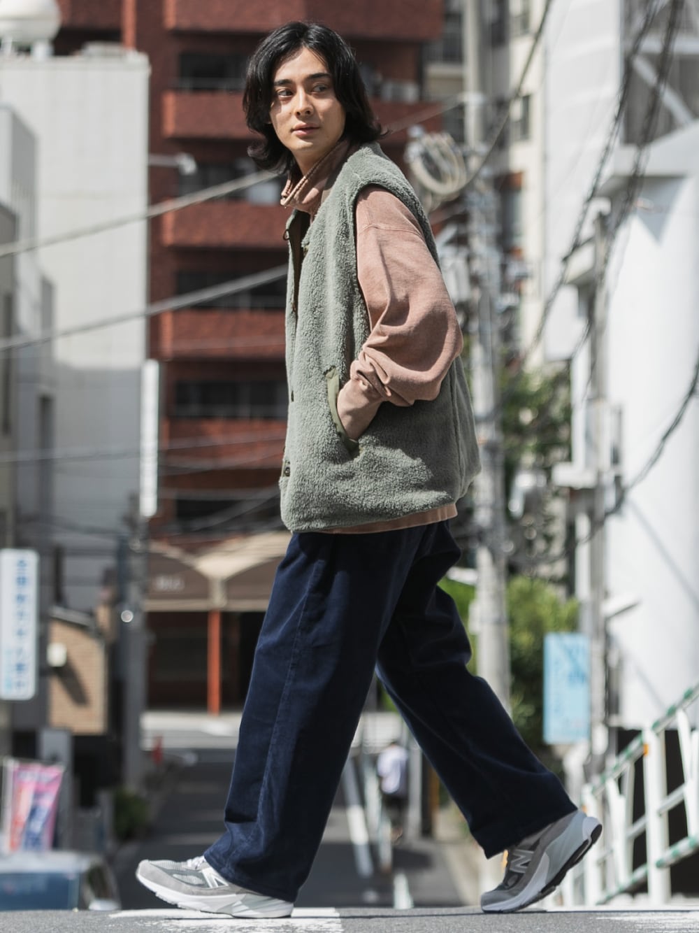 「ファッションを楽しもう、ビックシルエット、レイヤードスタイル、スウェット、お出かけコーデ、スニーカー、ブラウン、きれいめカジュアル、冬コーデ、コーデュロイ」｜「AMERICAN RAG CIEのピグメントスウェットプルオーバー（スウェット、ブラウン系）」を使った、冨田 幸大さん（メンズ・171cm）の秋コーディネートの1枚目の写真