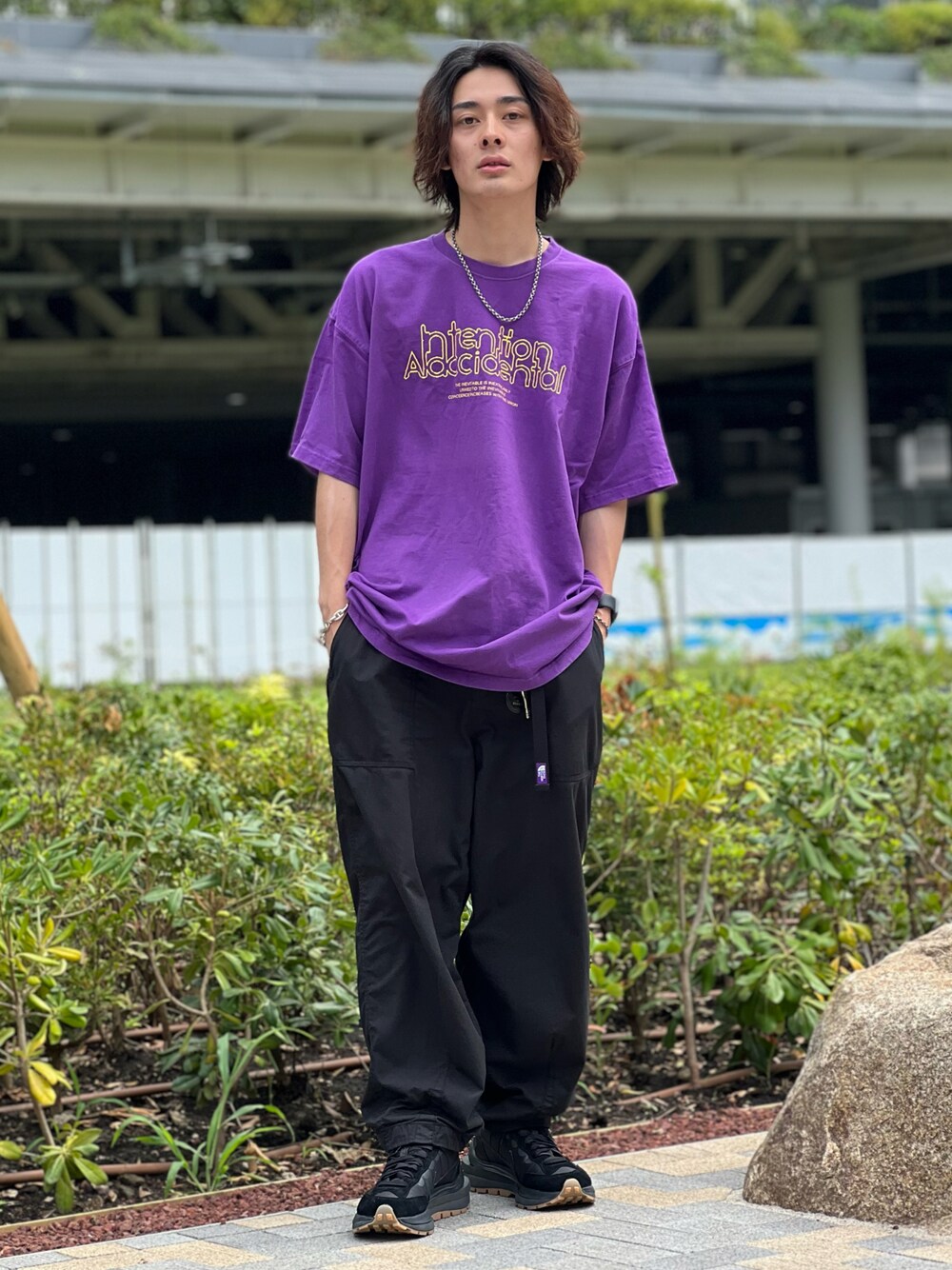 パープル系のTシャツ/カットソー、ブラック系のその他パンツ、ブラック系のスニーカーを着用したメンズの夏コーディネートの1枚目の写真