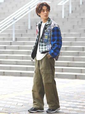「BROKEN BASE（ブロークンベース）のアイテム（カーゴパンツ）」を使った、冨田 幸大さん（メンズ・171cm）の秋コーディネート