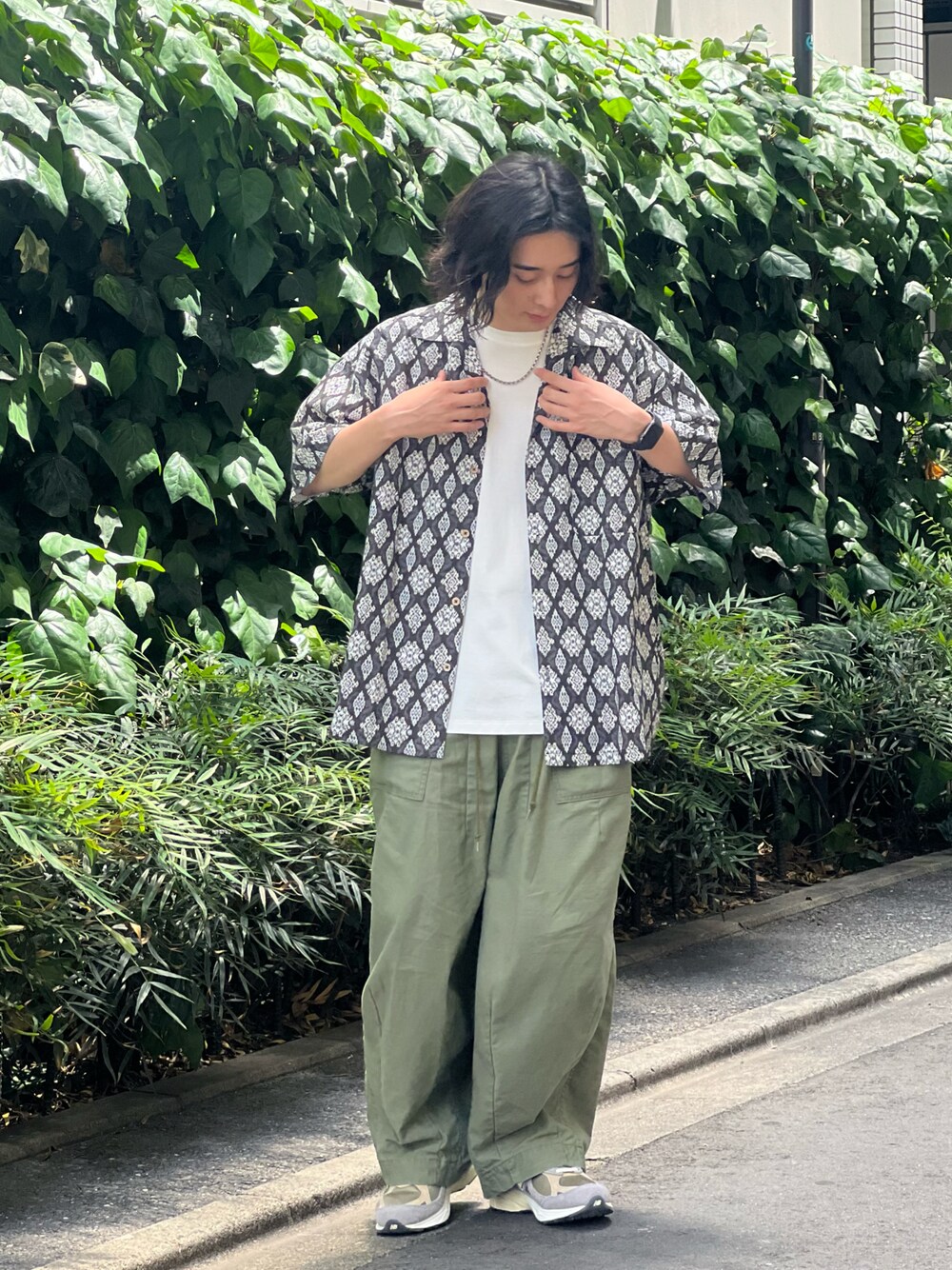 「きれいめカジュアル、初夏コーデ、カラーパンツ、休日スタイル、ストリート、ビックシルエット、レイヤードスタイル、お出かけコーデ、ゆるコーデ、このスタイルがお気に入り」｜「AMERICAN RAG CIEのシルケットジャージ半袖Tee（Tシャツ/カットソー、ホワイト系）」を使った、冨田 幸大さん（メンズ・171cm）の夏コーディネートの1枚目の写真