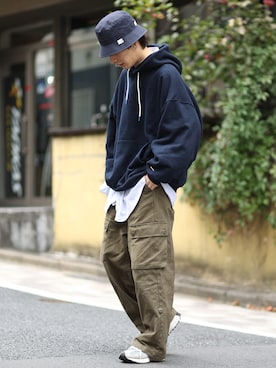 「BROKEN BASE（ブロークンベース）のアイテム（カーゴパンツ）」を使った、冨田 幸大さん（メンズ・171cm）の冬コーディネート