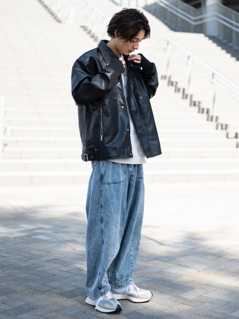 「スニーカー、カジュアル、レザージャケット、アメカジ、デニムパンツ、休日コーデ、シンプルコーデ、低身長コーデ、オトナカジュアル、だから秋服が好き」｜「CREARE -LINO-の【2021秋冬】エコレザー ビックシルエット 比翼ブルゾン<ユニセックス>（ライダースジャケット、ブラック系）」を使った、冨田 幸大さん（メンズ・171cm）の秋コーディネートの1枚目の写真