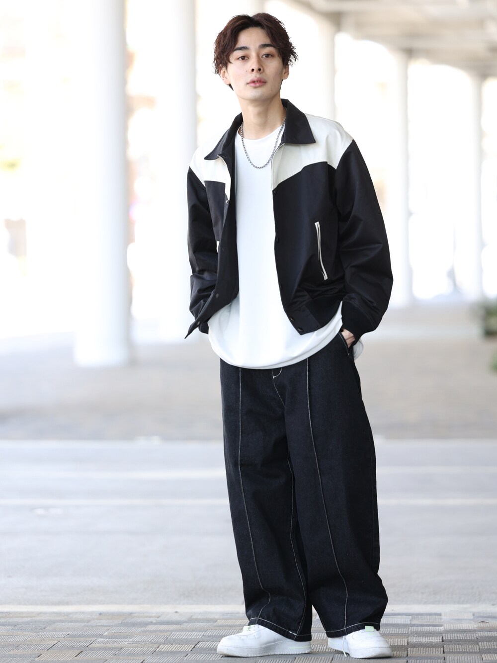「epnokのデニムバギーワイドパンツ（デニムパンツ、ブラック系）」を使った、冨田 幸大さん（メンズ・171cm）の冬コーディネートの1枚目の写真