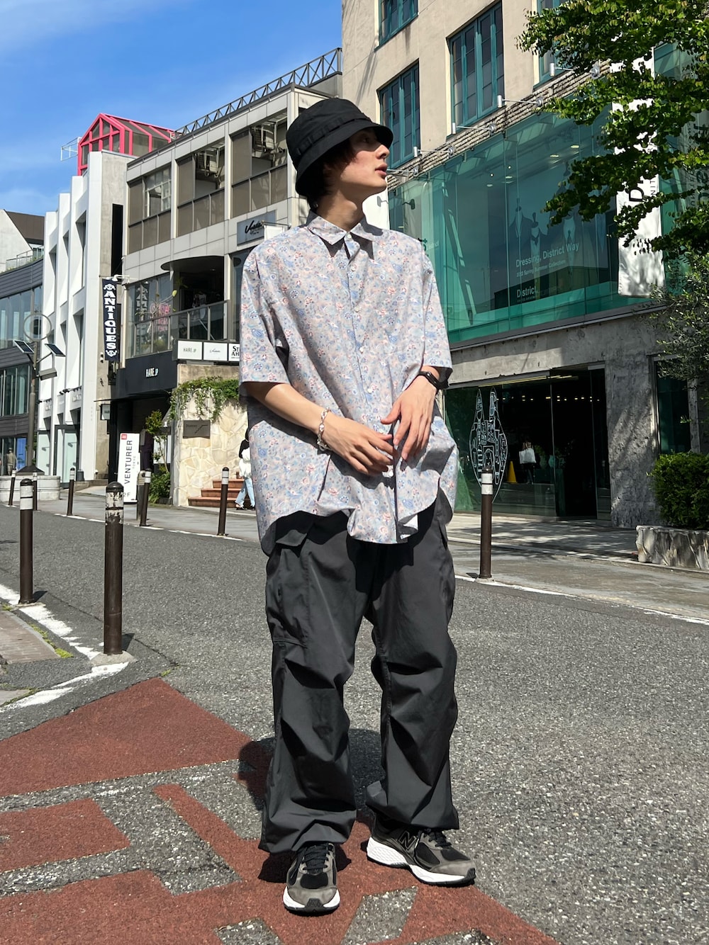 「春コーデ、休日スタイル、きれいめカジュアル、柄シャツ、夏コーデ、スノーパンツ、スニーカー」｜「AMERICAN RAG CIEのLIBERTYプリントルーズフィットS/Sシャツ（シャツ/ブラウス、グレー系）」を使った、冨田 幸大さん（メンズ・171cm）の春コーディネートの1枚目の写真