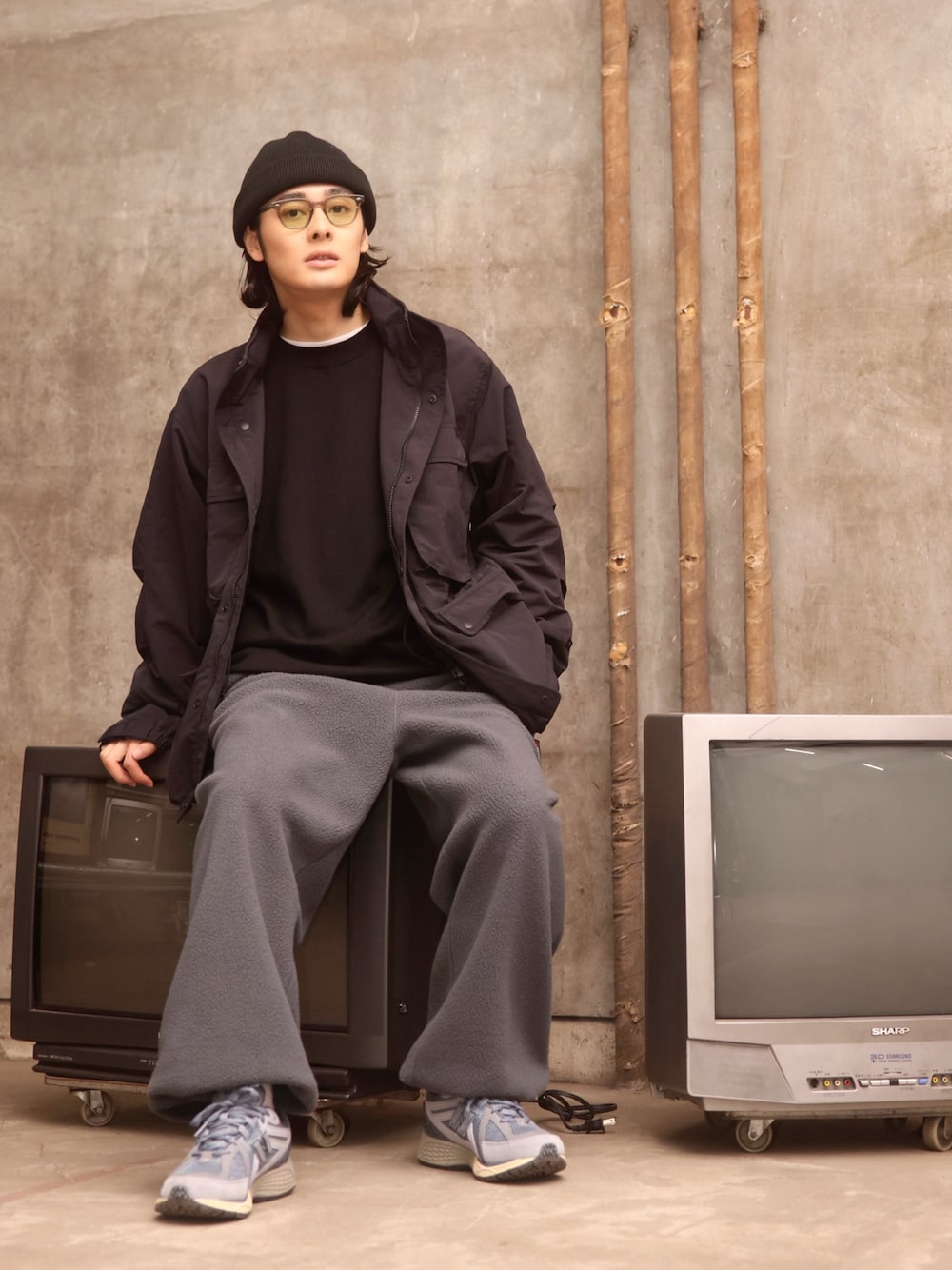 「新星WEARISTAにエントリー、レイヤードスタイル、冬アウター、冬コーデ、休日スタイル、クリスマスに着たい服、ニット帽、スニーカー、お出かけコーデ、きれいめカジュアル、ワイドパンツ、ストリート、フリース」｜「NEW BALANCEのアイテム（スニーカー、ブルー系）」を使った、冨田 幸大さん（メンズ・171cm）の冬コーディネートの1枚目の写真