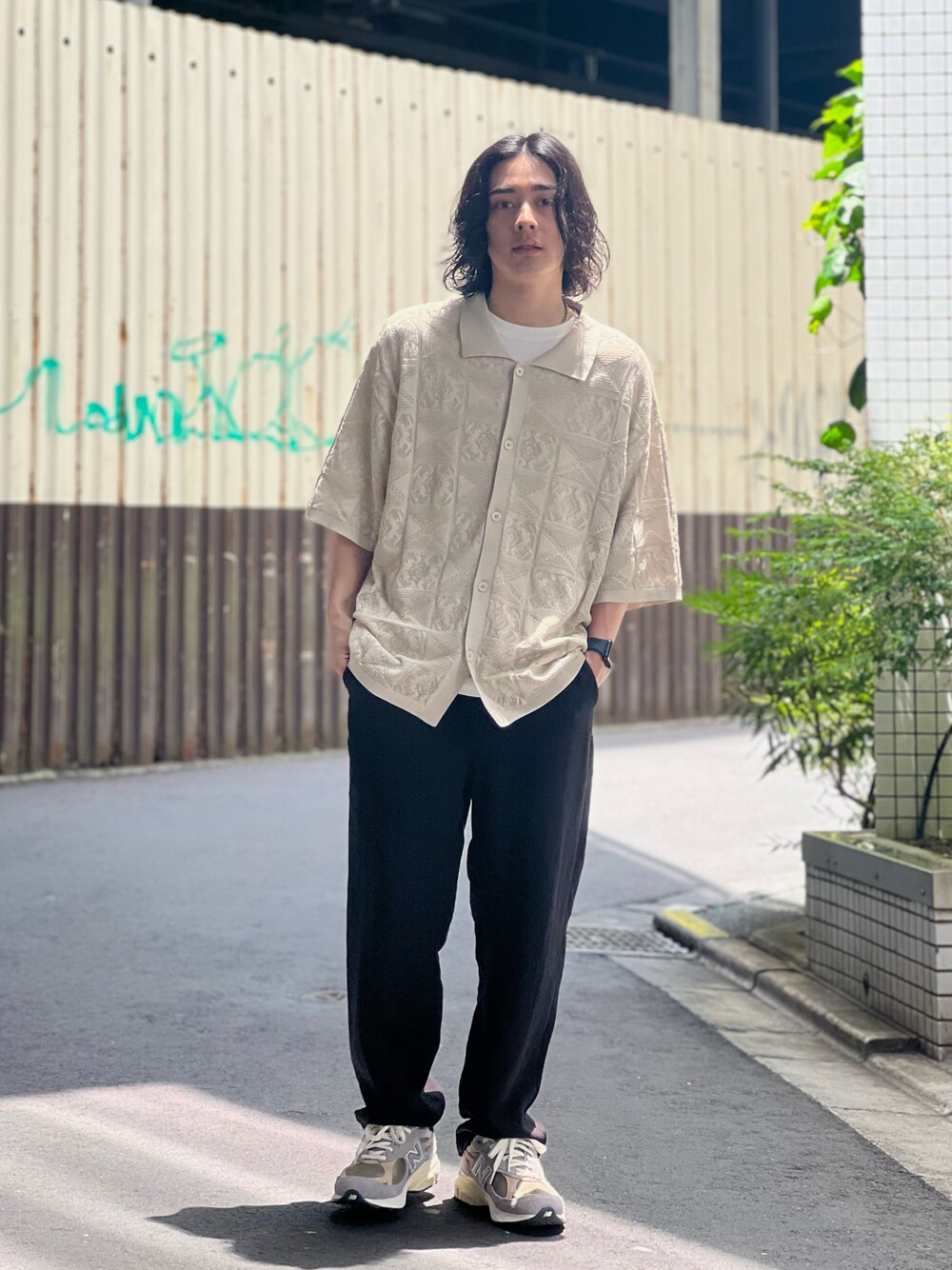 「初夏コーデ、モノトーン、休日スタイル、シンプルコーデ、ビックシルエット、レイヤードスタイル、淡色コーデ、お出かけコーデ、きれいめカジュアル」｜「AMERICAN RAG CIEのリネンブレンドイージーパンツ（その他パンツ、ブラック系）」を使った、冨田 幸大さん（メンズ・171cm）の夏コーディネートの1枚目の写真