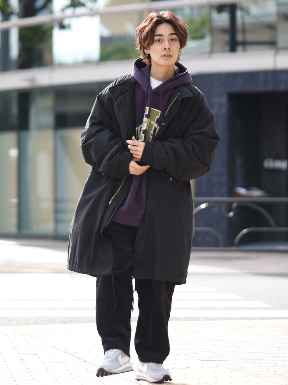 「NIKEのアイテム（スニーカー、グレー系）」を使った、冨田 幸大さん（メンズ・171cm）の秋コーディネートの1枚目の写真
