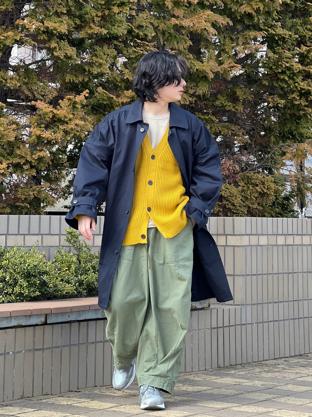 「春めき満開コーデ、ラフコーデ、きれいめカジュアル、今日のコーデ、春夏コーデ、休日スタイル、ステンカラーコート、カーディガン、イエロー、春服」｜「Needlesの＜NEEDLES（ニードルス）＞ H.D. PT/パンツ □□（カーゴパンツ、グリーン系）」を使った、冨田 幸大さん（メンズ・171cm）の春コーディネートの1枚目の写真