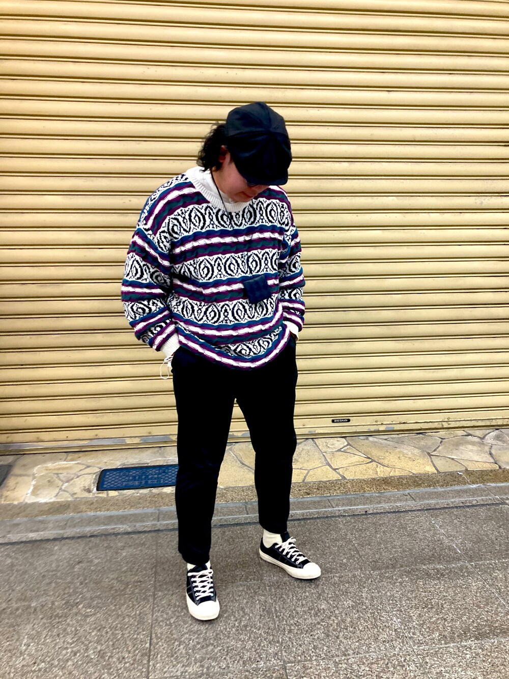 「新年一発目、休日コーデ、あけましておめでとうございます！、ootd、いいね、save、フォローお願いします🤑、ハンチング、サングラス、ニット、黒パンツ、カジュアル、オーバーサイズ、コンバース、UNIQLO、白靴下、古着好きな人と繋がりたい」｜「Nostalgic Garageのアイテム（ハンチング/ベレー帽、ブラック系）」を使った、193さん（メンズ・175cm）の冬コーディネートの1枚目の写真