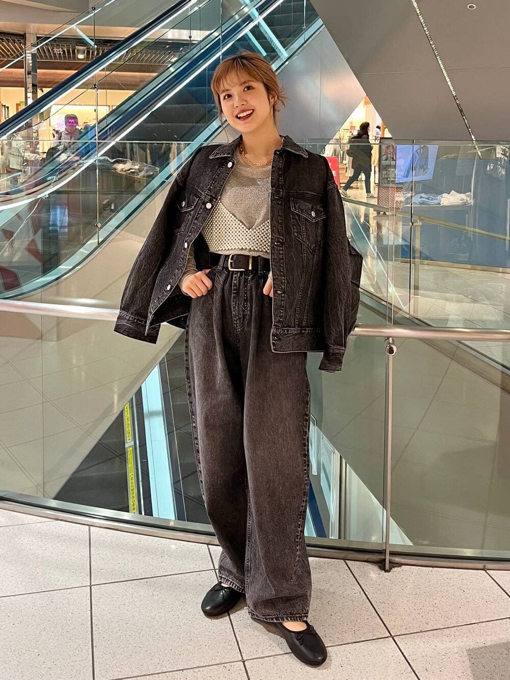 ホワイト系のTシャツ/カットソー、ブラック系のテーラードジャケット、ブラック系のデニムパンツを着用したレディースの冬コーディネートの1枚目の写真