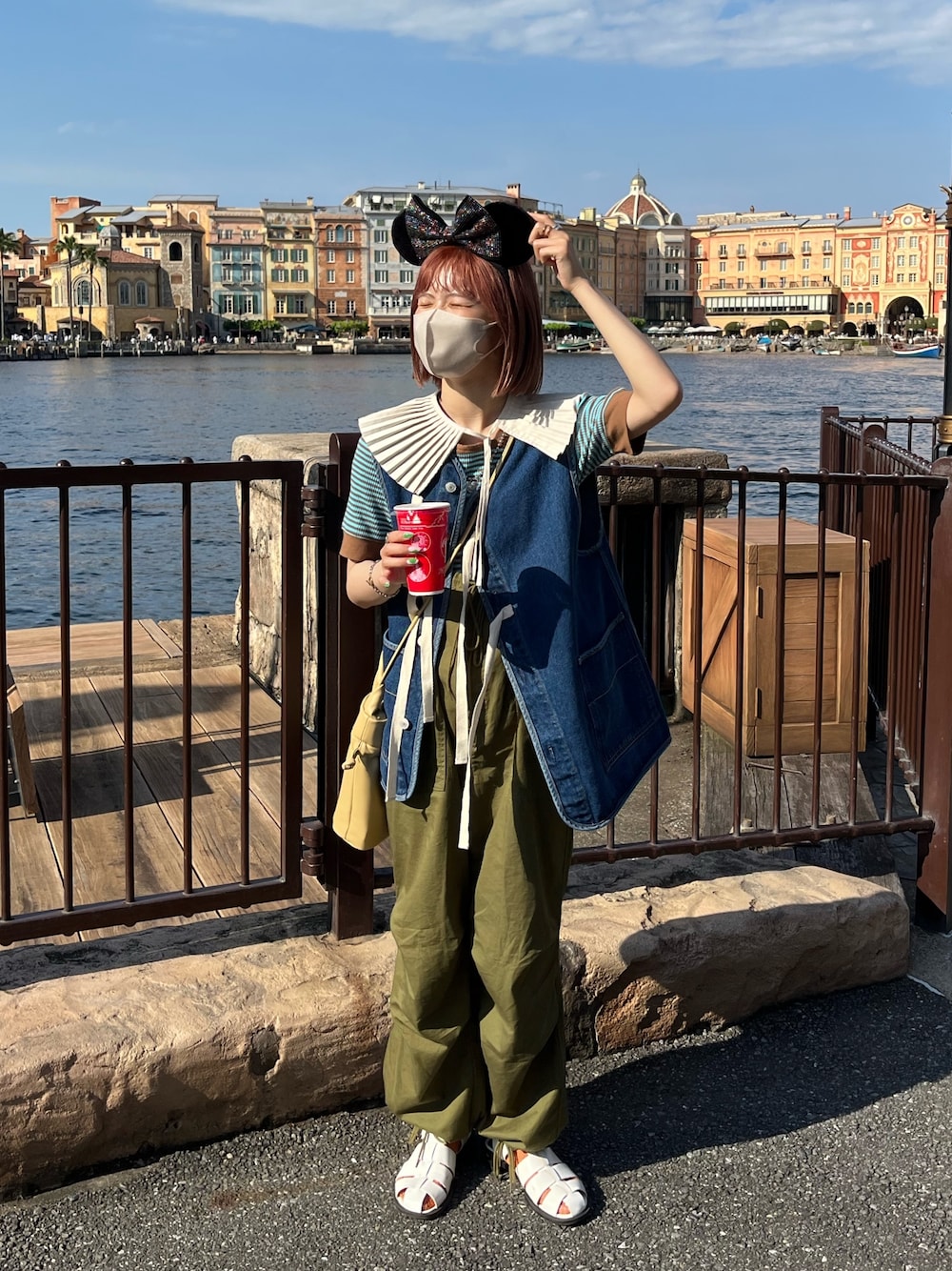 「ボーダー、ディズニーコーデ、サロペット、サロペットコーデ、デニムコーデ、デニムベスト、ベスト、ベストコーデ、つけ襟、グルカサンダル、サンダルに靴下、サンダルコーデ、Kastane、LOWRYS FARM、wcloset」｜「w closetのサスペンダー付きパラシュートパンツ（サロペット/オーバーオール、グリーン系）」を使った、aoさん（レディース・158cm）の夏コーディネートの1枚目の写真