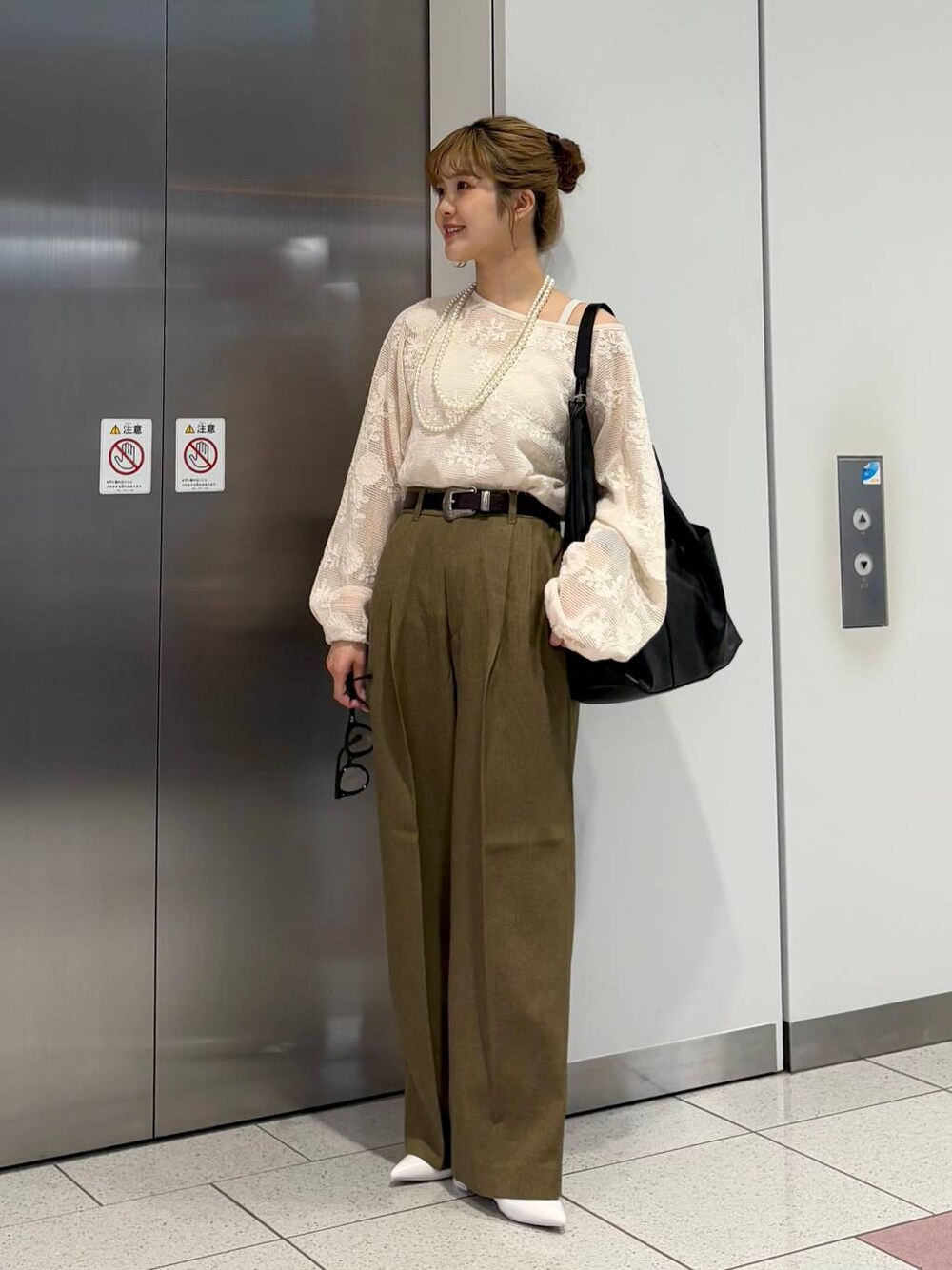 「差し色コーデ、カジュアル、ワイドパンツ、春コーデ、大人カジュアル、LOWRYS FARM、大人女子カジュアル_LOWRYS FARM、ローリーズスタイル_LOWRYS FARM」｜「LOWRYS FARMのＥＹＥＷＥＡＲ　128533（メガネ、ベージュ系）」を使った、aoさん（レディース・158cm）の春コーディネートの1枚目の写真